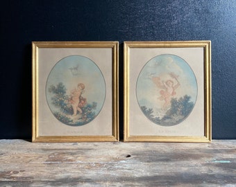 paire d’anciens cadres français en bois doré avec chromolithographie reproduction d’œuvre de l’époque de Marie Antoinette Versailles putti