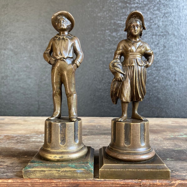 paire de jolies statuettes anciennes en bronze couple campagnard victorien mobilier de boudoir château en France objet de curiosité vitrine