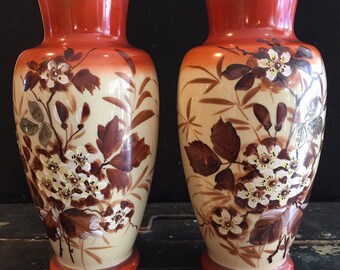 Paar antike Opalin-Vasen, belgisches oder französisches Bürgerhaus, edwardianisches Dekor, romantische herbstliche warme Farben, mundgeblasene Blumenvase