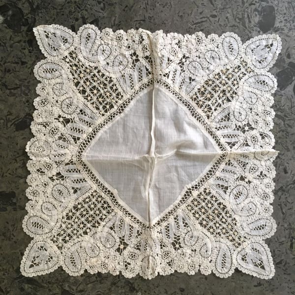 antique fine lace doily rare handmade precious collectible Belgian Victorian needlework chateau bourgeoise home decor museum piece 052018