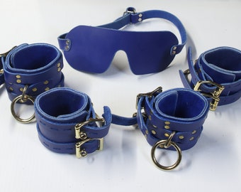 Kleines Set aus Manschette, Halsband und Augenbinde aus blauem Leder.