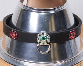 Mode-Kragen, schwarz Leder mit grünen und roten Swarovski-Kristall-conchos