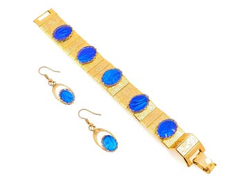 Conjunto vintage de pulsera y pendientes colgantes con alas de mariposa Morpho azul de los años 60 y detalles en tono dorado.