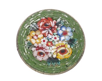 Broche vintage italiano com micromosaico floral, latão banhado a ouro, década de 1940.