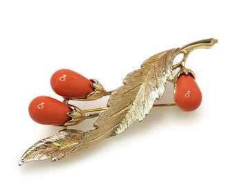 Vintage SARAH COVENTRY broche: Oranje kraal met gouden bladmotief.