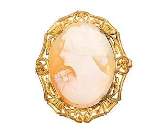 Spilla antica con cammeo in conchiglia intagliato a mano, anni '10: filigrana riempita d'oro