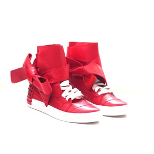 Frau aus echtem Leder Sneakers/schwarze echte Leder Sneakers