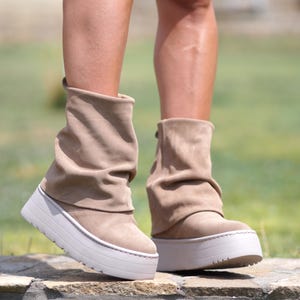 Handgemaakte slouchy leren laarzen, beige suède platformlaarzen, op maat gemaakte enkellaarsjes voor vrouwen, beige enkellaarzen, casual Street Style-laarzen