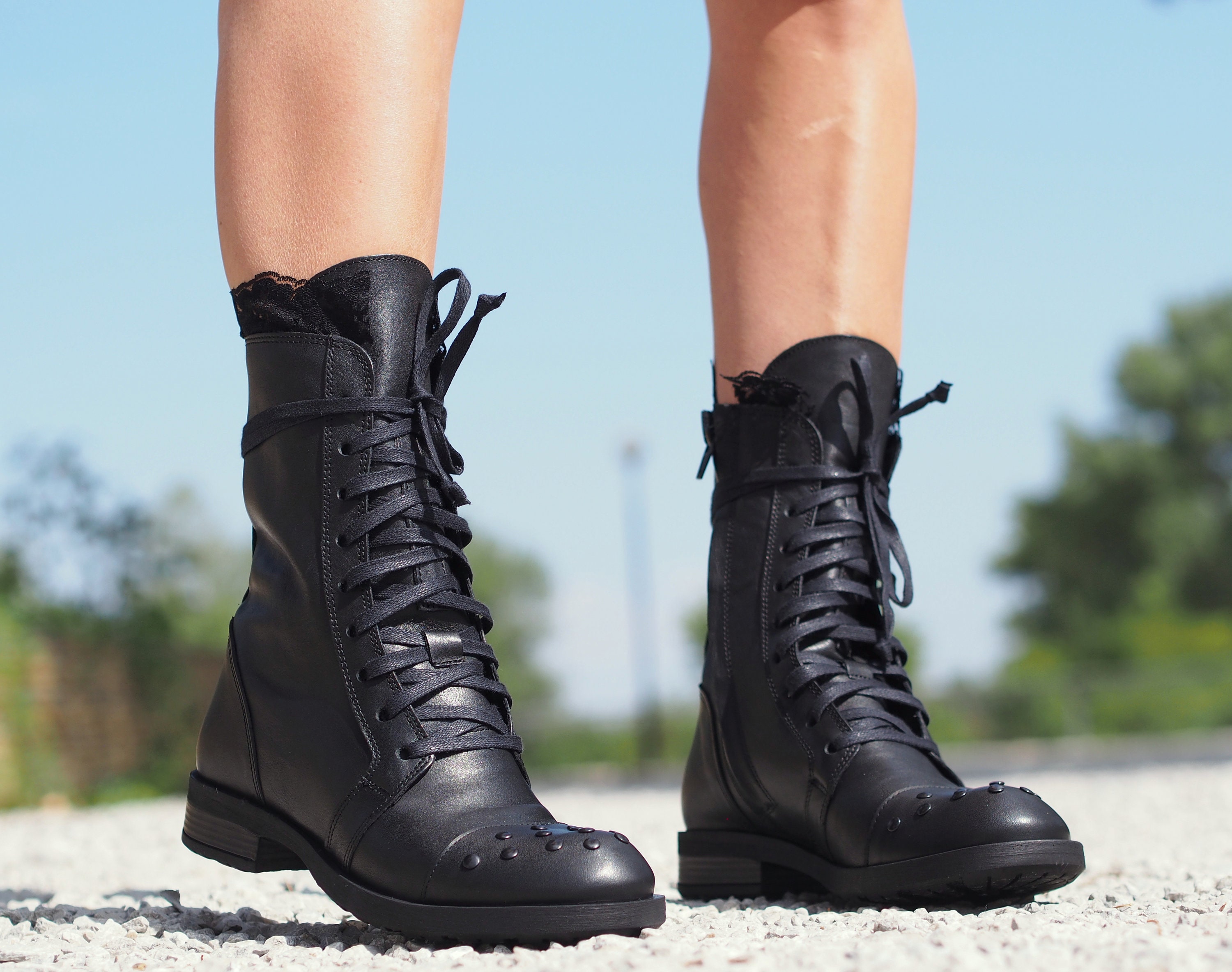 Normaal leven Likken women in leather and boots Inademen serveerster ...