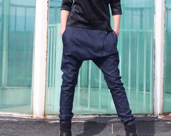 figurbetonte Jeanshose mit tiefem Schritt / lässige Haremshose