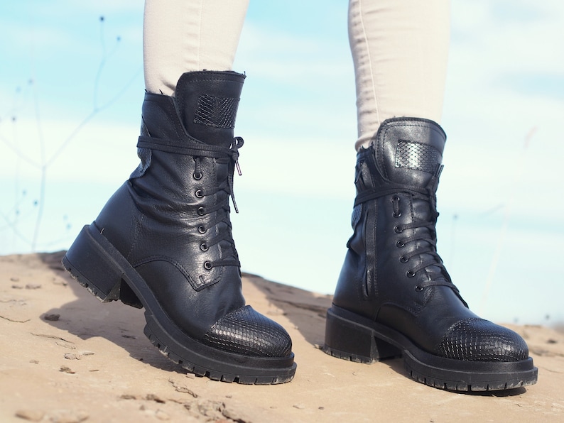 K&ouml;nnte beinhalten: Schwarze Schn&uuml;rstiefeletten aus Leder mit einem dicken Absatz und einem strukturierten Muster an der Spitze.