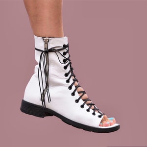 Witte leren dameslaarzen met open neus, leren damessandalen, echte leren zomerlaarzen, steampunkschoenen, gotische sandalen, peep-toe-enkellaarzen