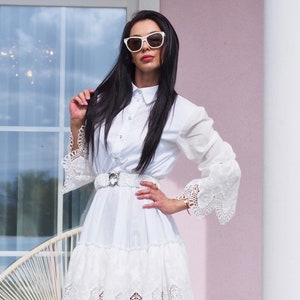 Weißes Baumwoll und Spitze Mini Kleid – Sommer Shirt Kleid mit Gürtel – Langarm Elegantes Tages Kleid – Boho Weißes Party Kleid