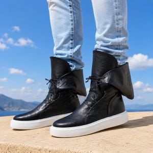 Herrsneakers i äkta läder, herrskängor i läder, svarta läderstövlar för män, handgjorda herrstövlar, höga herrsneakers i läder bild 2