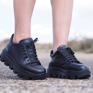 Schwarze Echtleder Sneaker,Damen Echt Leder Sneaker,Extravagante Schwarze Leder Sneaker