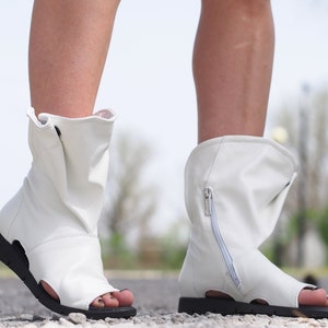 Dames echt lederen zomerlaarzen, witte leren zomer laarsjes, extravagante leren sandalen, dames leren sandalen, Gladiator sandalen
