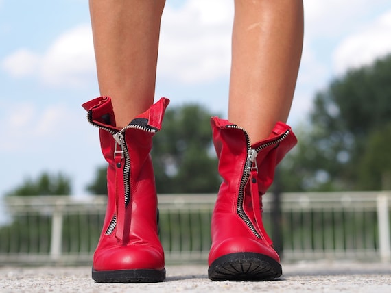 Sneakers rouges pour femme : démarquez-vous avec de la couleur