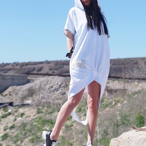 Vestido blanco asimétrico con capucha – Túnica urbana con estampado gráfico – Vestido deportivo estilo camiseta oversize