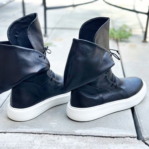Herrsneakers i äkta läder, herrskängor i läder, svarta läderstövlar för män, handgjorda herrstövlar, höga herrsneakers i läder bild 8