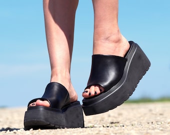 Damessandalen met sleehak, zwart leren sandalen, plateausandalen dames, damessandaal met open teen, leren damessandalen met sleehak