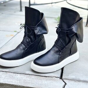 Herrsneakers i äkta läder, herrskängor i läder, svarta läderstövlar för män, handgjorda herrstövlar, höga herrsneakers i läder bild 10