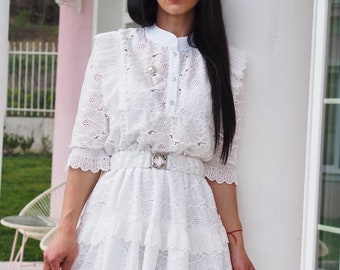 Vestido de verano blanco de encaje – Elegante minivestido corto con cinturón – Vestido femenino de volantes con ojales para fiestas y vacaciones