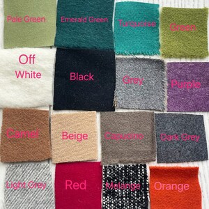 Op de afbeelding: Een verzameling van 16 stofstalen in verschillende kleuren en texturen, waaronder lichtgroen, smaragdgroen, turquoise, off white, zwart, grijs, paars, camel, beige, cappuccino, donkergrijs, lichtgrijs, rood, melange en oranje.