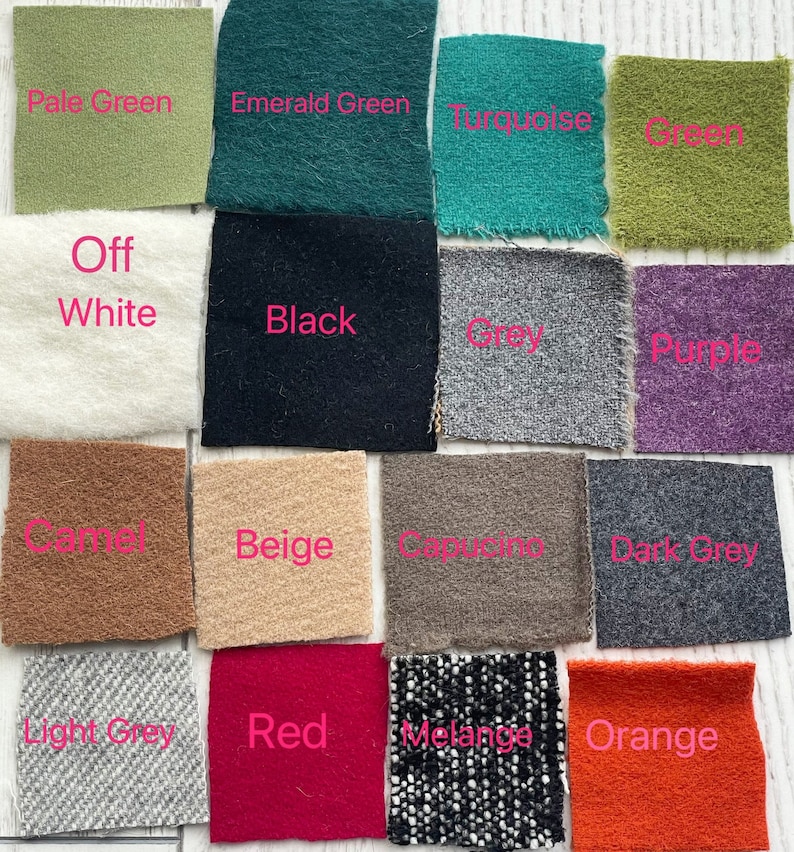 Op de afbeelding: Een verzameling van 16 stofstalen in verschillende kleuren en texturen, waaronder lichtgroen, smaragdgroen, turquoise, off white, zwart, grijs, paars, camel, beige, cappuccino, donkergrijs, lichtgrijs, rood, melange en oranje.