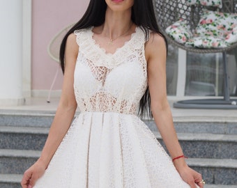 Vestido de verano de encaje blanco: elegante minivestido corto de encaje, femenino vestido con ojales escalonados para fiestas y vacaciones.