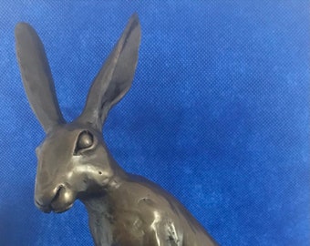 Figurine de lièvre en bronze coulé à froid mystique/magique de qualité supérieure fabriquée au Royaume-Uni.