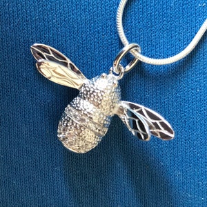 Abeja incrustada en Czs Plata de ley y cadena de serpiente de 46 cm en plata de ley