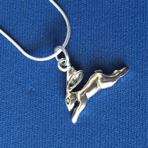 Springender Hase Anhänger aus Sterlingsilber und einer Schlangenkette