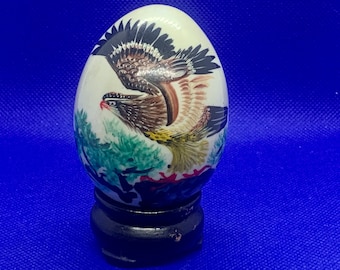 Egg vintage Hand painted Eagle ceramic beautiful. 8 x 16 cms plus display stand