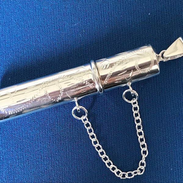 Custodia per aghi/porta stuzzicadenti in argento sterling. In stile vittoriano, catena di collegamento incisa su un lato