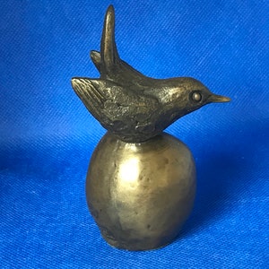 Zaunkönig auf einem Apfel Kaltguss Bronze Skulptur Figur feine Qualität Made in U.K.