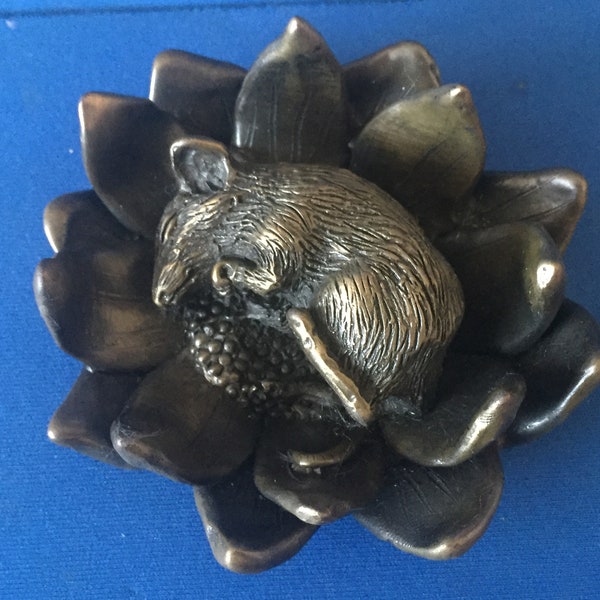 Figurine de souris en bronze coulé à froid dormant dans une petite fleur de lotus de belle qualité fabriquée au Royaume-Uni