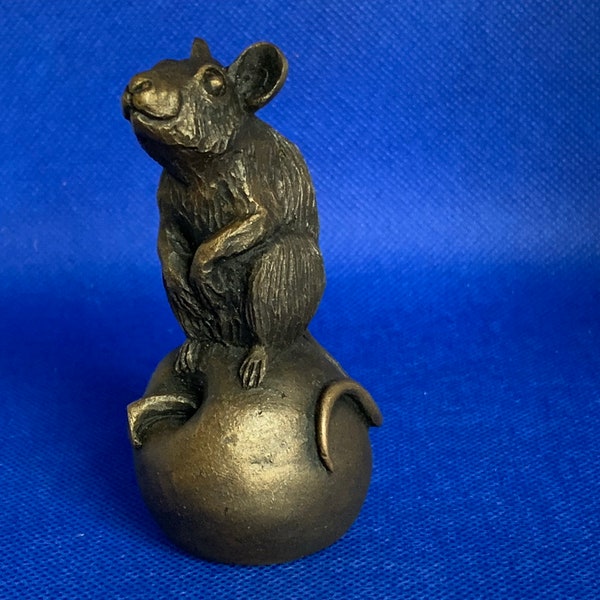 Figurine Souris sur une pomme en bronze coulé à froid