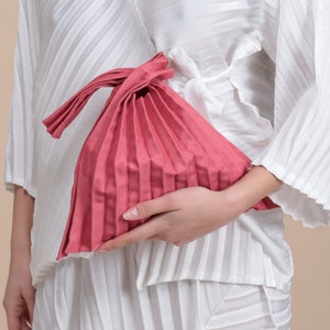 Pleated bag old pink image 3