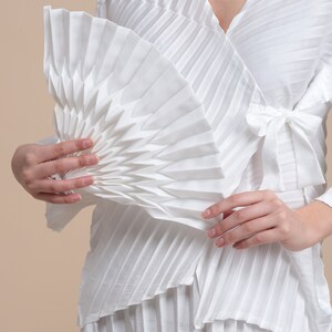 Pleated kimono white image 10