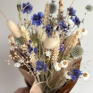 Natuurlijk zomerboeket met gedroogde bloemen: blauw bloemstuk, bruiloftsdecor in landelijke stijl