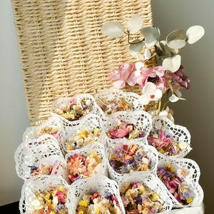 Confettis de fleurs séchées + cônes, confettis de mariage, cadeau d'invité de mariage, panier de demoiselle d'honneur, confettis de fleurs de filles, décoration de table