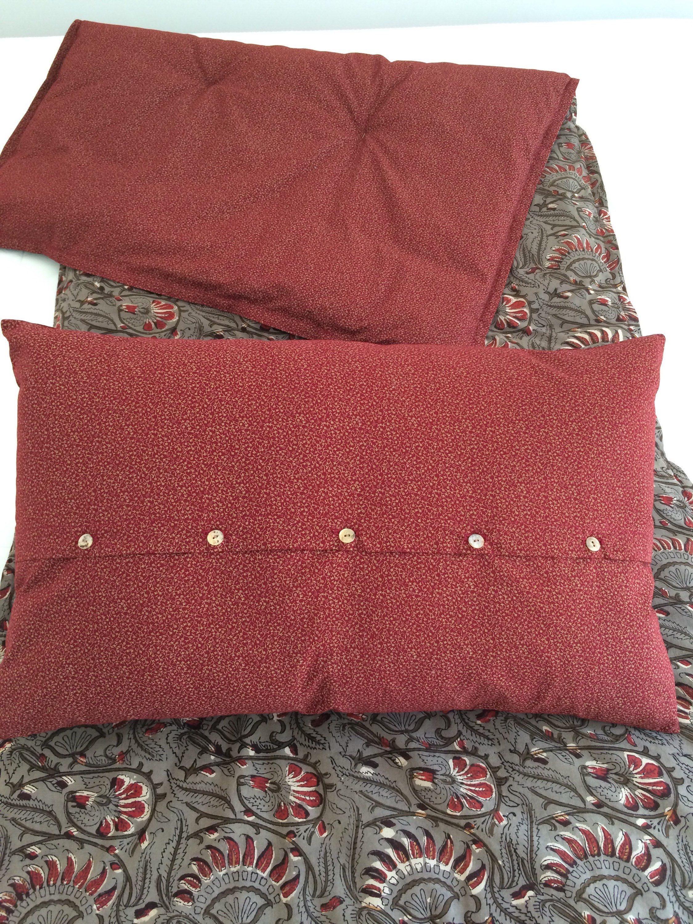 Housse Pour Coussins 40x65cm, Tissu Petites Fleurs Beiges sur Fond Rouge Brique