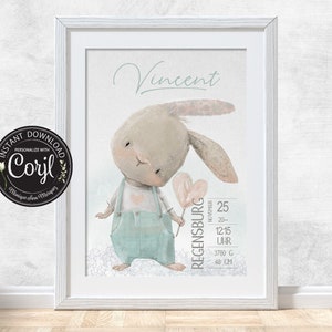 Könnte beinhalten: Eine Aquarell-Illustration eines hellbraunen Kaninchens, das einen rosafarbenen herzförmigen Ballon hält. Das Kaninchen trägt eine blaue Latzhose und ein rosa Herz auf der Brust. Der Text "Vincent" ist in hellblauer Schrift oben im Bild geschrieben. Der Text "REGENSBURG" ist in hellblauer Schrift rechts im Bild geschrieben. Der Text "NOVEMBER 25 20- 12:15 UHR 3780 G 48 CM" ist in hellblauer Schrift rechts im Bild geschrieben.