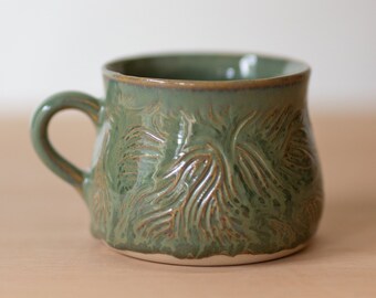 Handcarved green stoneware mug birthday present, carved ceramic coffee cup Christmas, sgraffito clay tea cup autumn, glazed mug Thanksgiving