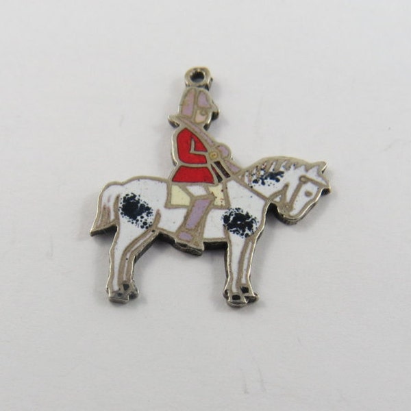 Policier émaillé avec le cheval d'équitation rouge cheval sterling charme argenté de pendentif.