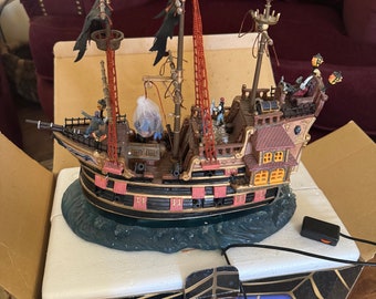 GHOSt SHiP UsED Pillager PIRATE SHIP, Lemax Village Display Base Halloween Display, use with Dept 56 Musical boat water Caribbean & box