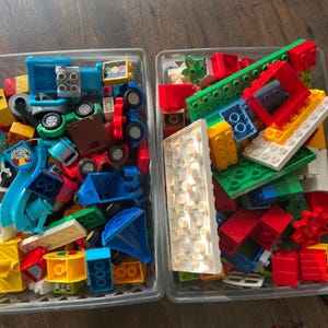 Kavel van 275 of meer dan 7 pond Duplo Lego-onderdelen en -stukken uit verschillende onvolledige sets