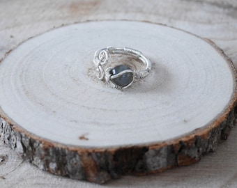 Silver plated copper and labradorite ring | Elerinna
