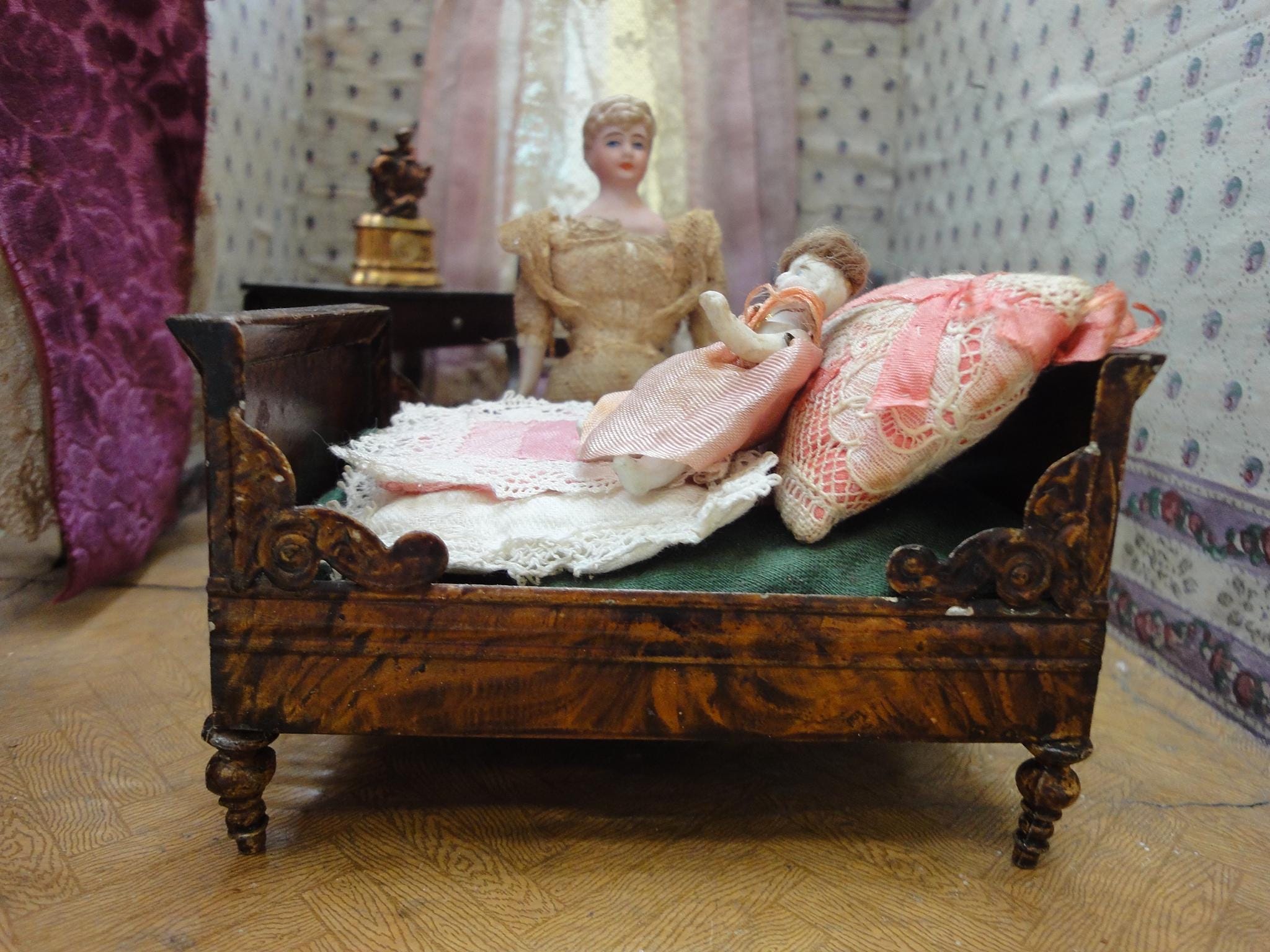 Lit de poupée antique Rock & Graner vers 1890 pour poupée ancienne maison de poupée en tôle avec oreillers - France