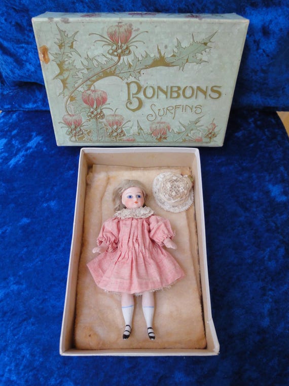 Poupée Ancienne Mignonnette dans son coffret avec quatre robes